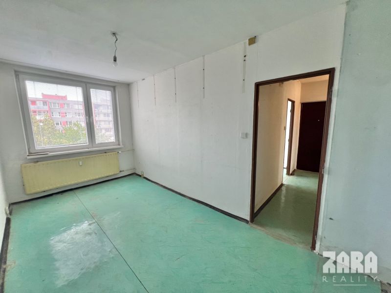 Družicova - 3 izbovy byt pražský typ, 69 m2 + loggia. Pôvodný stav.