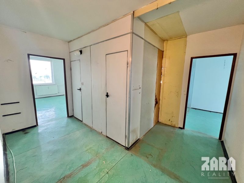 Družicova - 3 izbovy byt pražský typ, 69 m2 + loggia. Pôvodný stav.
