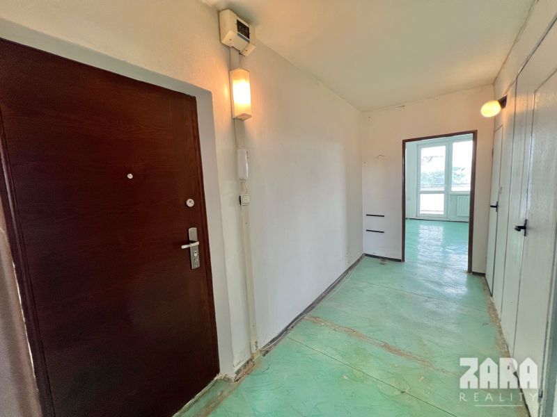 Družicova - 3 izbovy byt pražský typ, 69 m2 + loggia. Pôvodný stav.