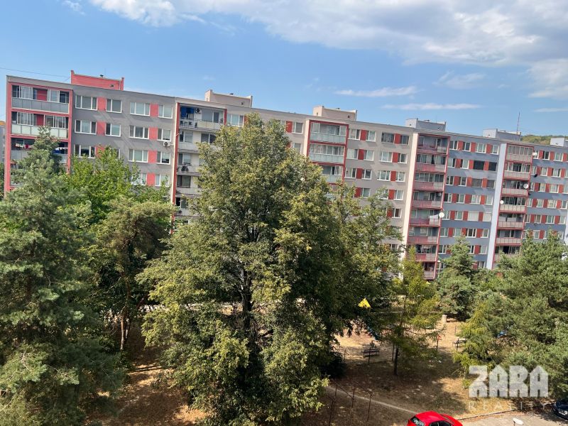 Družicova - 3 izbovy byt pražský typ, 69 m2 + loggia. Pôvodný stav.