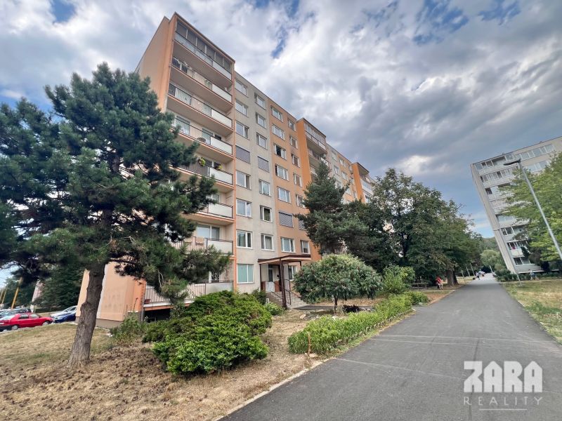 Družicova - 3 izbovy byt pražský typ, 69 m2 + loggia. Pôvodný stav.