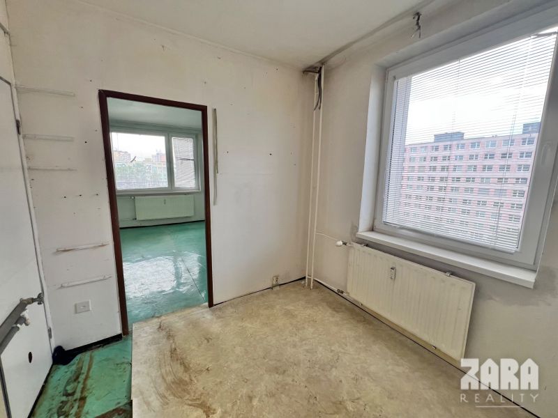 Družicova - 3 izbovy byt pražský typ, 69 m2 + loggia. Pôvodný stav.