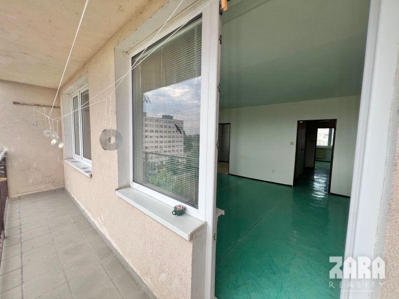 Družicova - 3 izbovy byt pražský typ, 69 m2 + loggia. Pôvodný stav.