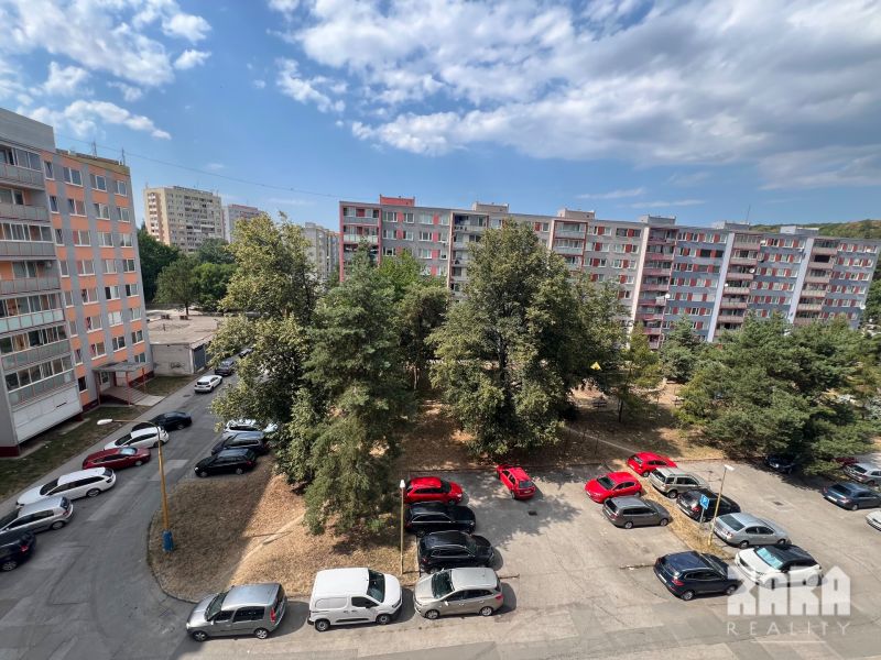 Družicova - 3 izbovy byt pražský typ, 69 m2 + loggia. Pôvodný stav.