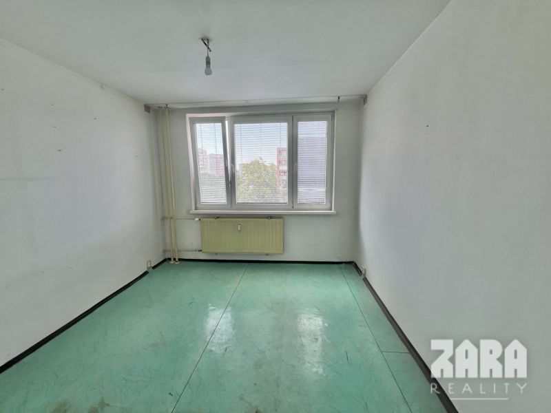 Družicova - 3 izbovy byt pražský typ, 69 m2 + loggia. Pôvodný stav.