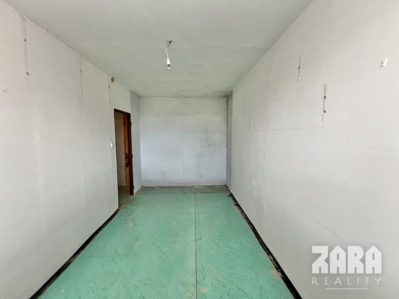 Družicova - 3 izbovy byt pražský typ, 69 m2 + loggia. Pôvodný stav.