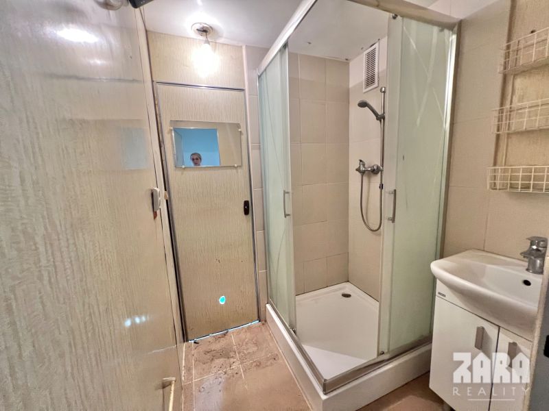 Družicova - 3 izbovy byt pražský typ, 69 m2 + loggia. Pôvodný stav.