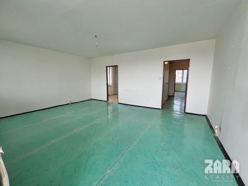 Družicova - 3 izbovy byt pražský typ, 69 m2 + loggia. Pôvodný stav.