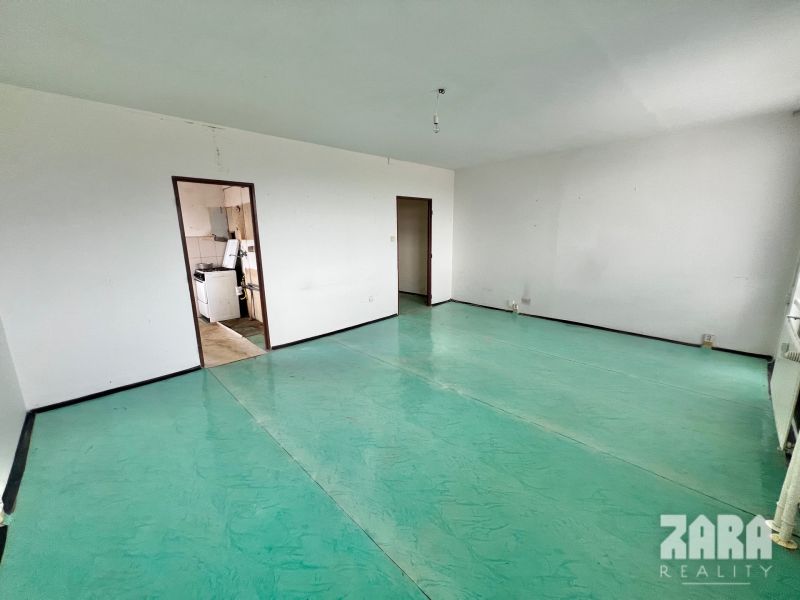 Družicova - 3 izbovy byt pražský typ, 69 m2 + loggia. Pôvodný stav.