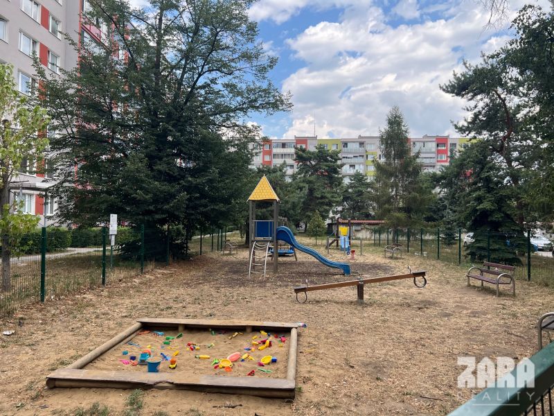 Družicova - 3 izbovy byt pražský typ, 69 m2 + loggia. Pôvodný stav.