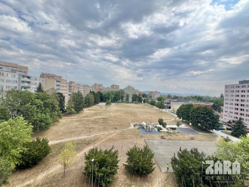 Družicova - 3 izbovy byt pražský typ, 69 m2 + loggia. Pôvodný stav.