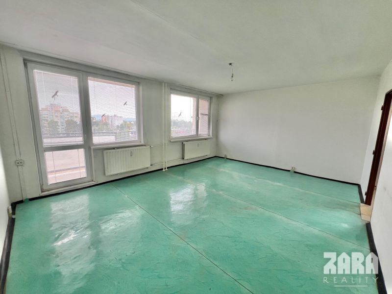 Družicova - 3 izbovy byt pražský typ, 69 m2 + loggia. Pôvodný stav.