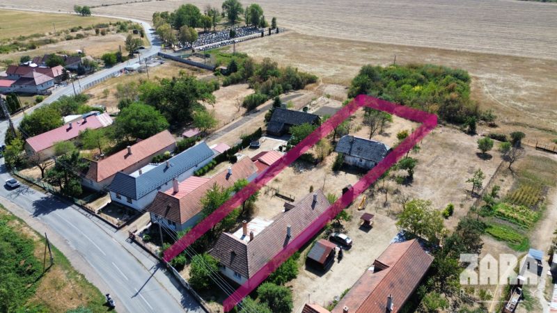 Rodinný dom v obci Bačkov s veľkým rovinatým pozemkom a POTENCIÁLOM