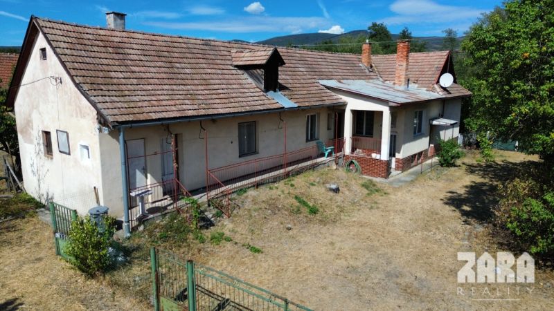 Rodinný dom v obci Bačkov s veľkým rovinatým pozemkom a POTENCIÁLOM