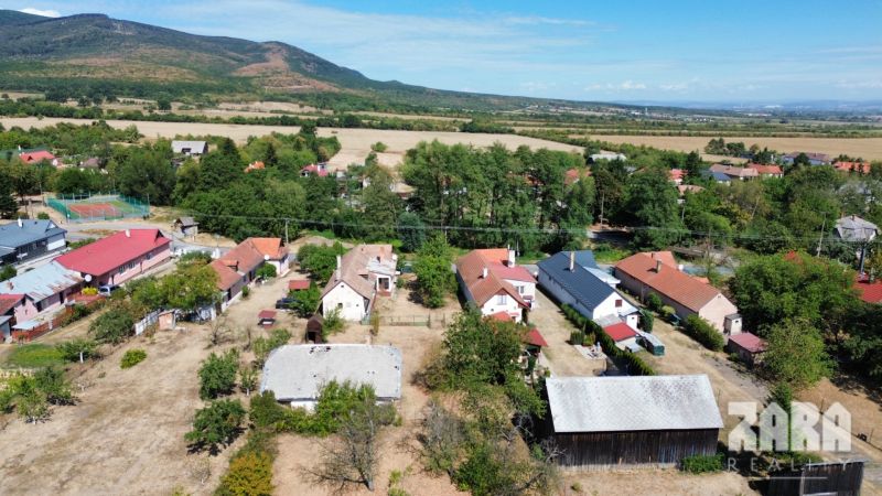 Rodinný dom v obci Bačkov s veľkým rovinatým pozemkom a POTENCIÁLOM
