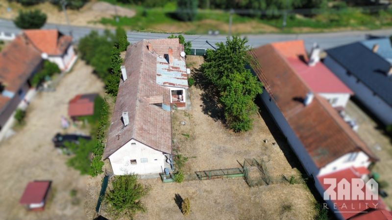 Rodinný dom v obci Bačkov s veľkým rovinatým pozemkom a POTENCIÁLOM