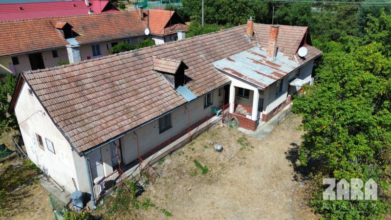 Rodinný dom v obci Bačkov s veľkým rovinatým pozemkom a POTENCIÁLOM