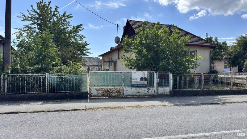Rodinný dom v obci Bačkov s veľkým rovinatým pozemkom a POTENCIÁLOM