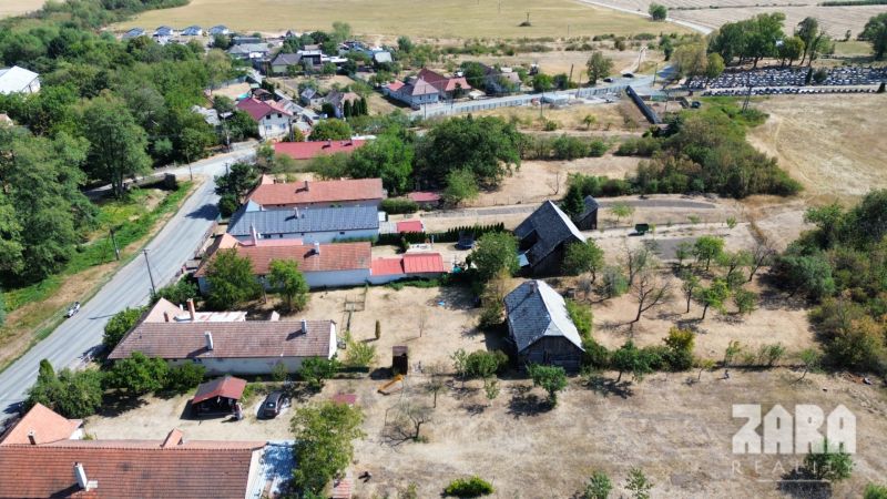 Rodinný dom v obci Bačkov s veľkým rovinatým pozemkom a POTENCIÁLOM