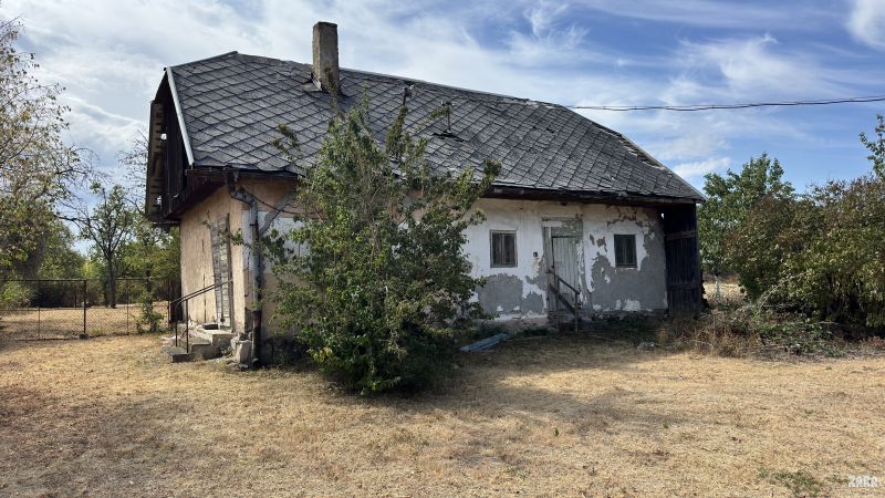 Rodinný dom v obci Bačkov s veľkým rovinatým pozemkom a POTENCIÁLOM