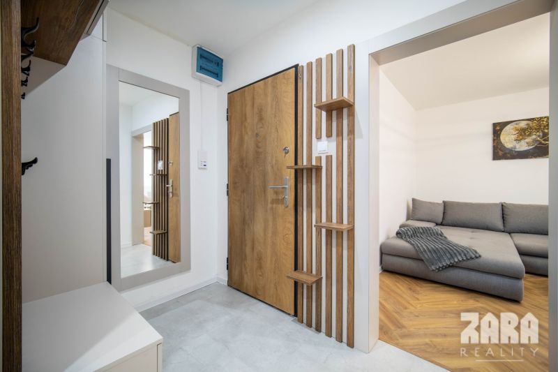 AZOVSKÁ -DIZAJNOVÝ 3-IZBOVÝ BYT PO KOMPLETNEJ REKONŠTRUKCII .73 m2 