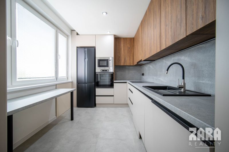 AZOVSKÁ -DIZAJNOVÝ 3-IZBOVÝ BYT PO KOMPLETNEJ REKONŠTRUKCII .73 m2 