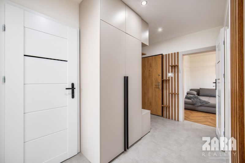 AZOVSKÁ - 3-IZB. BYT  KOMPLETNÁ REKONŠTR..73 m2 + LOGGIA