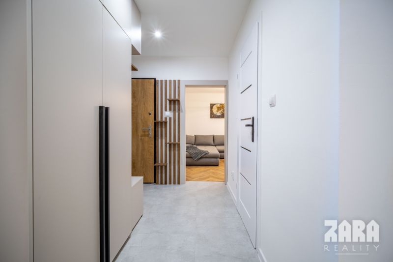 AZOVSKÁ -DIZAJNOVÝ 3-IZBOVÝ BYT PO KOMPLETNEJ REKONŠTRUKCII .73 m2 