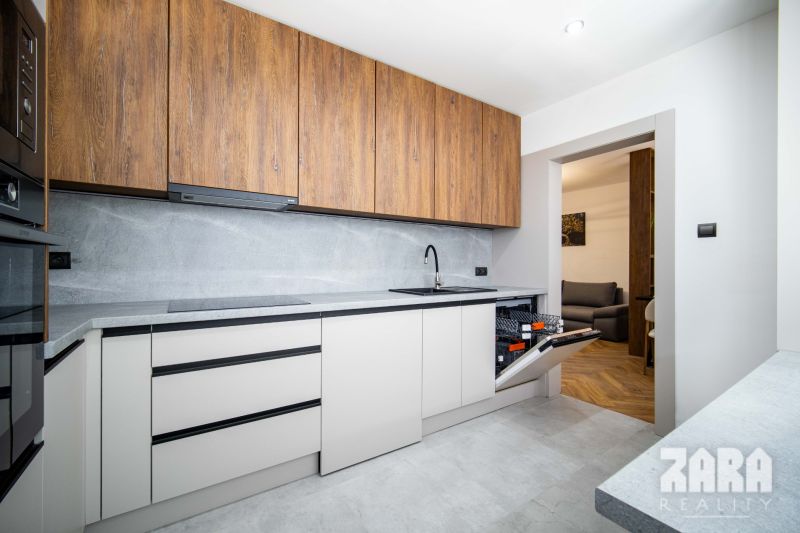AZOVSKÁ -DIZAJNOVÝ 3-IZBOVÝ BYT PO KOMPLETNEJ REKONŠTRUKCII .73 m2 
