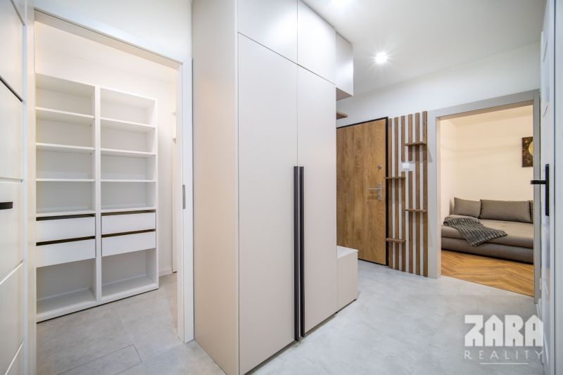 AZOVSKÁ -DIZAJNOVÝ 3-IZBOVÝ BYT PO KOMPLETNEJ REKONŠTRUKCII .73 m2 