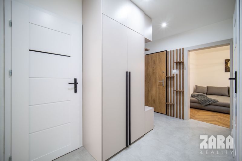 AZOVSKÁ -DIZAJNOVÝ 3-IZBOVÝ BYT PO KOMPLETNEJ REKONŠTRUKCII .73 m2 