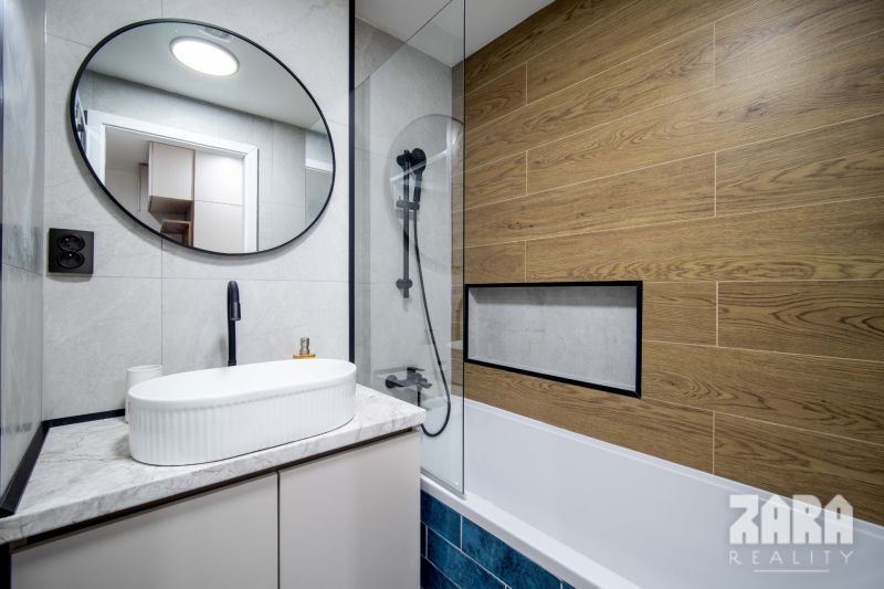 AZOVSKÁ -DIZAJNOVÝ 3-IZBOVÝ BYT PO KOMPLETNEJ REKONŠTRUKCII .73 m2 