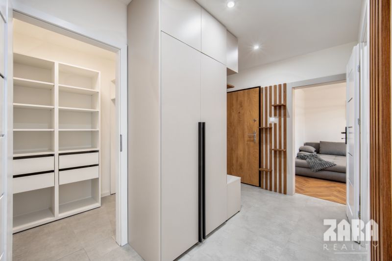 AZOVSKÁ - 3-IZB. BYT  KOMPLETNÁ REKONŠTR..73 m2 + LOGGIA