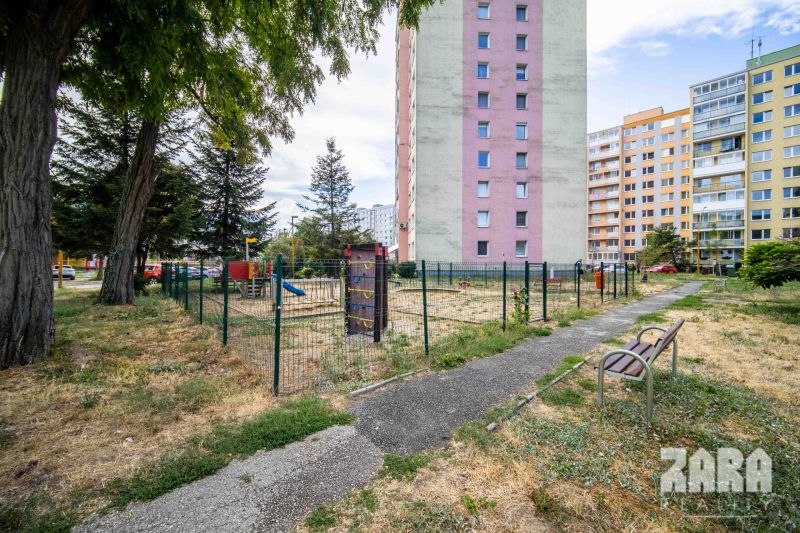 AZOVSKÁ -DIZAJNOVÝ 3-IZBOVÝ BYT PO KOMPLETNEJ REKONŠTRUKCII .73 m2 