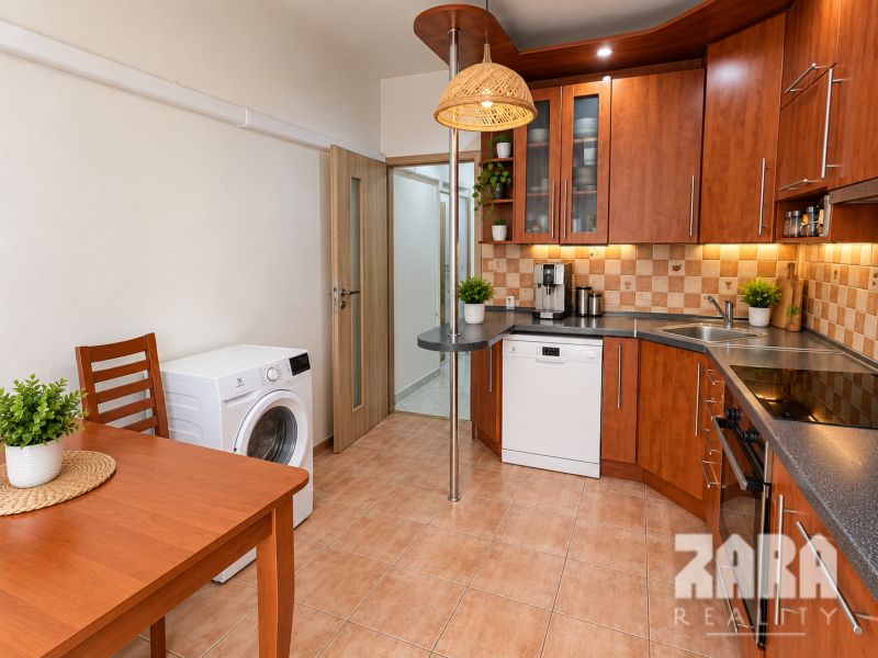 KVP - Čordáková, priestranný  š izb. byt 70 m2, loggia. ČR