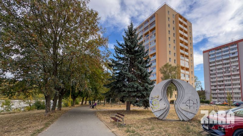  AMURSKÁ - 3 izbový byt, 2 x LOGGIA, VÝHĽAD NA JAZERO, 67m²